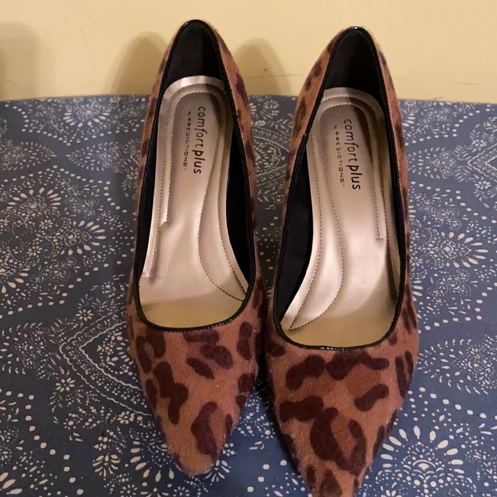 Beautiful pair of shoes. Worn a couple of times!